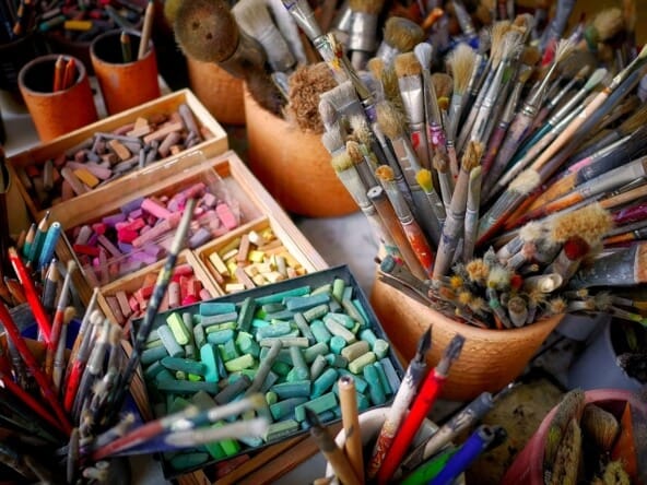 Making empty premises visible through art
