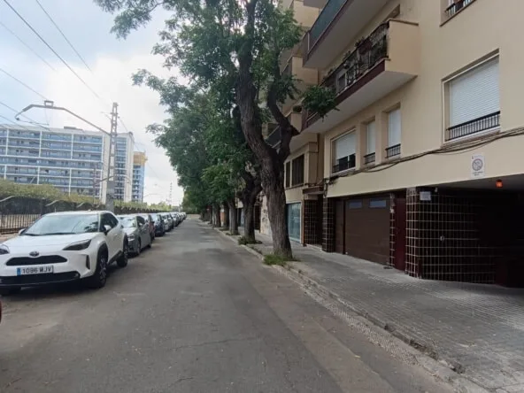 Ref. 66V005/5538 - Parking space in the downtown area and station
