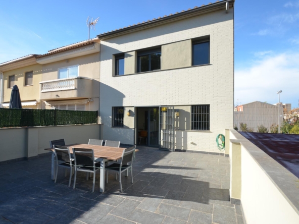 Ref. 03-11676/1098 - Casa adossada en venda a zona residencial