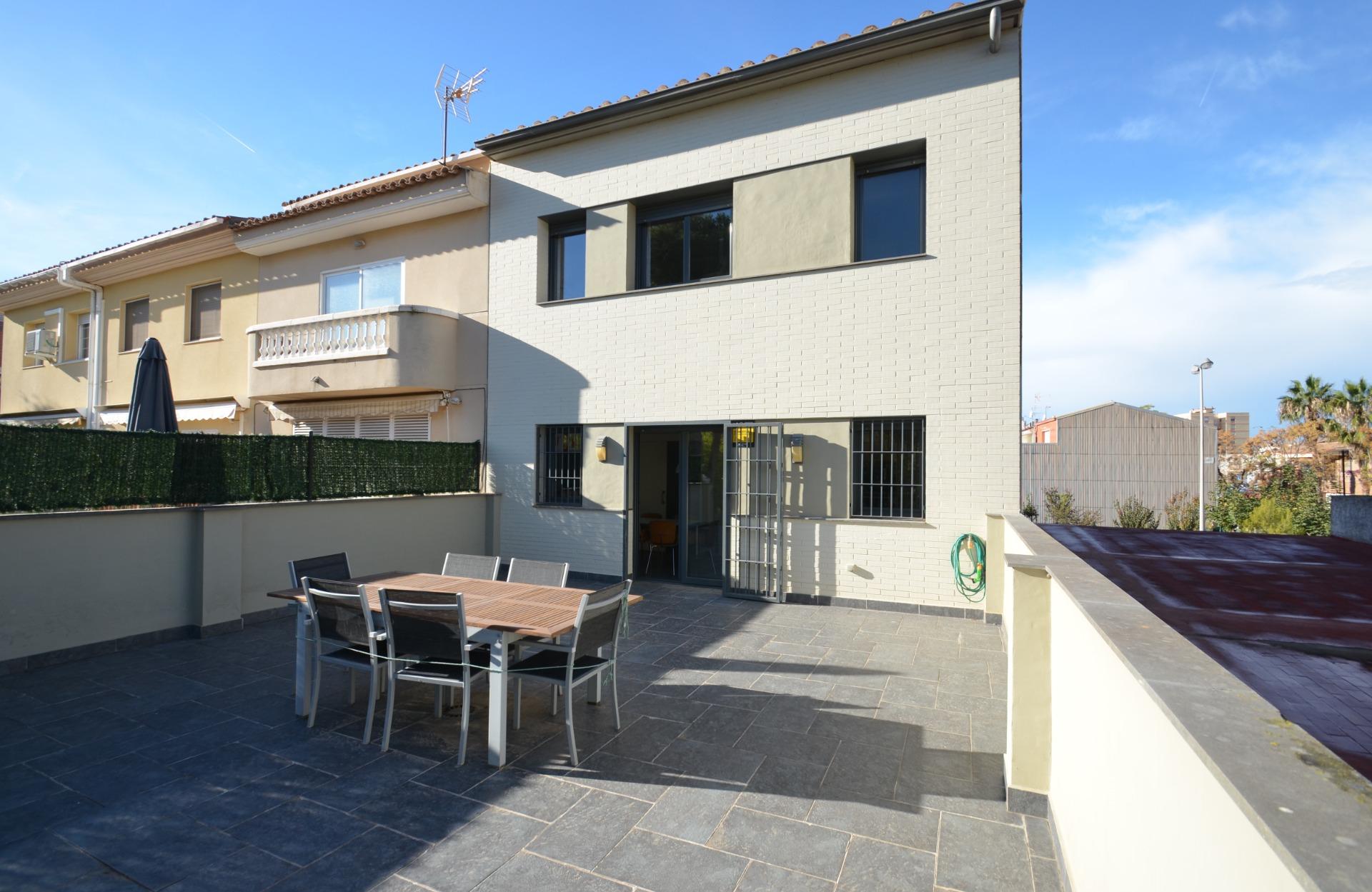 Ref. 03-11676/1098 - Casa adosada en venta en zona residencial