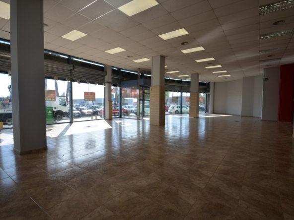 Ref. 03-22348/1098 - Local de alquiler muy comercial ubicado en zona VIP