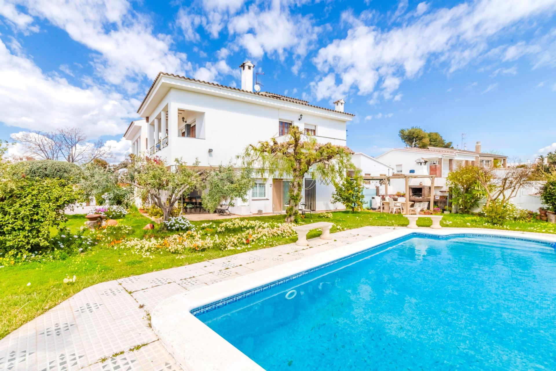 Ref. 12-VVNG63/1087 - ELEGANT ENGLISH-STYLE CORNER HOUSE WITH SEA VIEWS