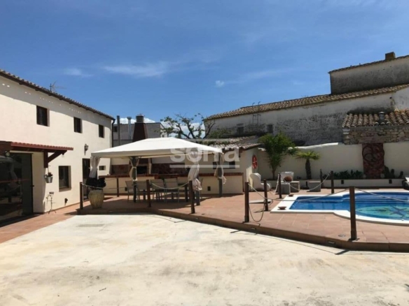 Ref. 4870 - Espectacular finca en venta en Vilobí del Penedès con tres viviendas, un gran jardín con piscina y e