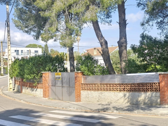 Ref. 24-7107/1296 - Flat, sunny and fenced.