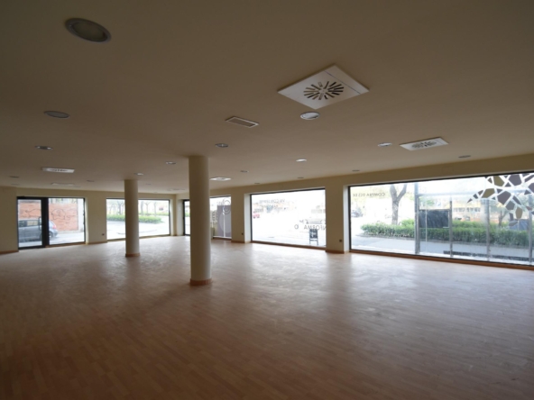 Ref. 03-22522/1098 - Local esquinero con fachada acristalada de 25m