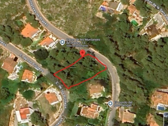 Ref. 18-02587/1266 - 980m2 plot with access to two streets