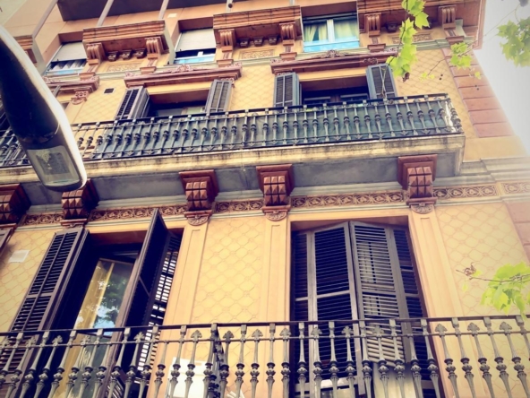 Ref. 18-02599/1266 - Conjunto de vivienda + local en venta en el corazón de Sants (Barcelona)