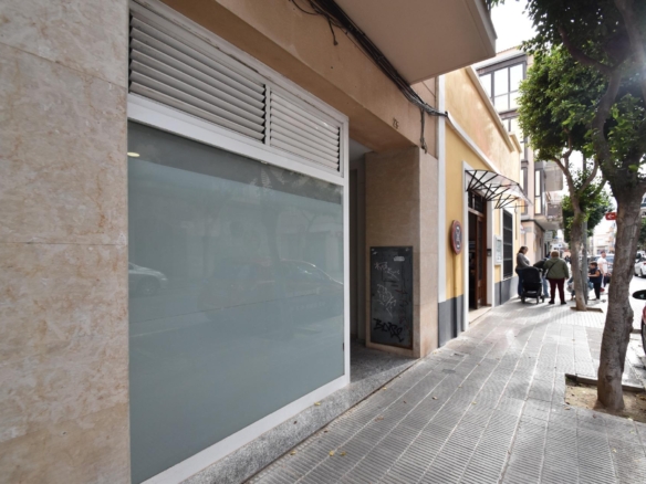 Ref. 03-22523/1098 - Local de alquiler en Avda Garraf, eje muy comercial