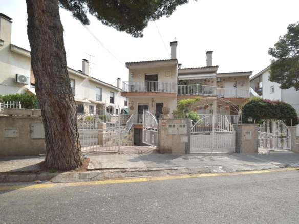 Ref. 03-11695/1098 - Experience the Coast in this Charming Townhouse in Cunit, 8 Minutes from the Sea!