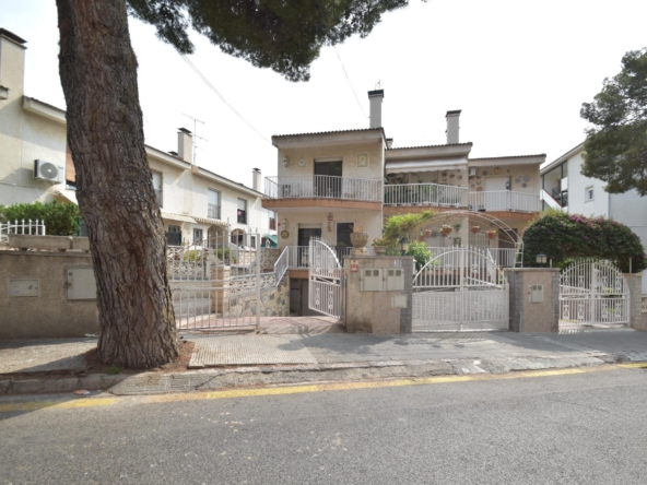 Ref. 03-11695/1098 - Vive la Costa en esta Encantadora Casa Adosada en Cunit, ¡A 8 Minutos del Mar!