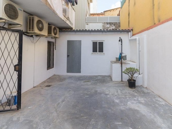 Ref. 30-FML677/1649 - Large premises with a rear patio. Suitable for conversion to residential use.