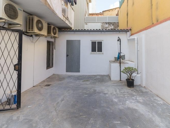 Ref. 30-FML677/1649 - Local amplio con patio posterior. Admite el cambio de uso a vivienda.