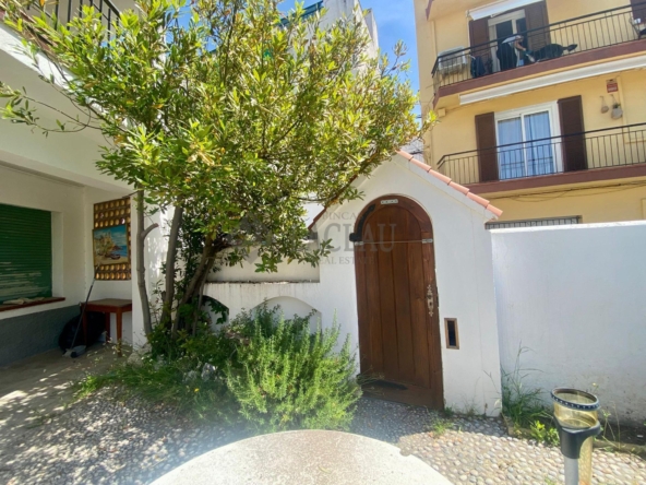 Ref. 11338/1045 - Planta baja esquinera con jardin privado a reformar