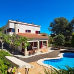 Ref. 24-766/1296 - En Canyelles pueblo, casa elegante, acogedora y con una preciosidad de jardín.