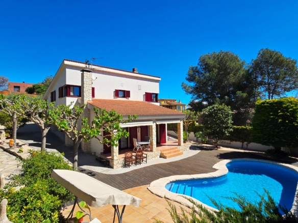 Ref. 24-766/1296 - A Canyelles poble, casa elegant, acollidora i amb una preciositat de jardí.