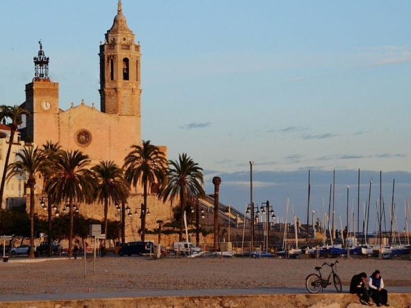 Ref. 6396 - ¡Inversión estratégica en el centro de Sitges! Edificio con apartamentos reformados y local comercial a 150m de la playa