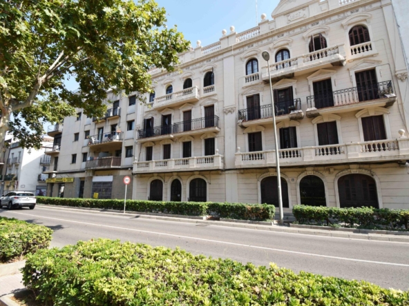 Ref. 12-VSIT2469/1087 - PISO CON ENCANTO Y MUCHA LUZ EN FINCA SEÑORIAL DEL 1927