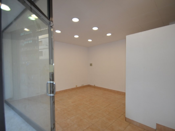 Ref. 03-21874/1098 - Local comercial en alquiler