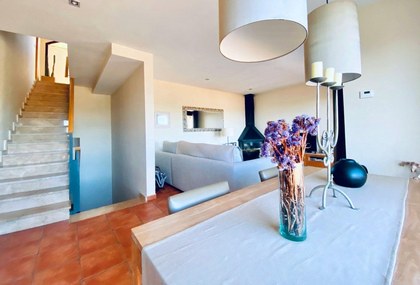 Ref. 53RJU1148/5459 – CASA DE DISEÑO Y DECORADA CON MUY BUEN GUSTO. EN UNA BONITA Y TRANQUILA ZONA COMUNITARIA CON VISTAS AL MAR Y MONTAÑA, IDEAL PARA VIVIR TODO EL AÑO