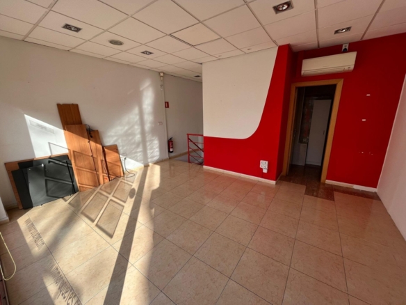 Ref. 05-3732/1086 - Local comercial en la mejor zona de Les Roquetes, Sant Pere de Ribes, actualmente alquilado