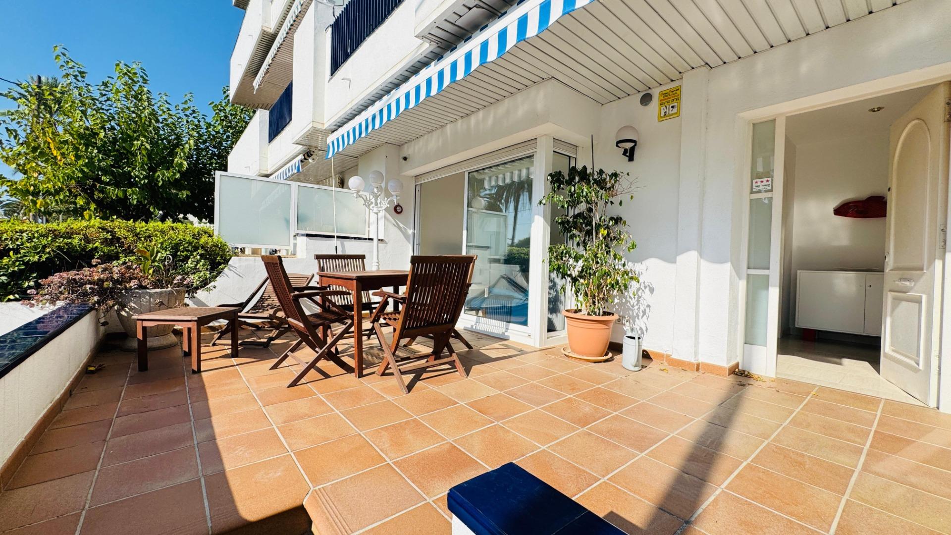 Ref. 53RJUROIG1/5459 – ENCANTADORA PLANTA BAJA DE TEMPORADA CON VISTAS AL MAR EN VILANOVA I LA GELTRÚ