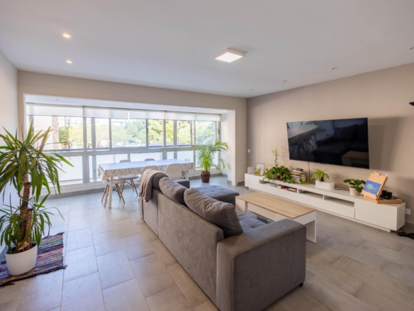 Ref. 86-2547/9791 - Space, functionality and natural light just minutes from the sea