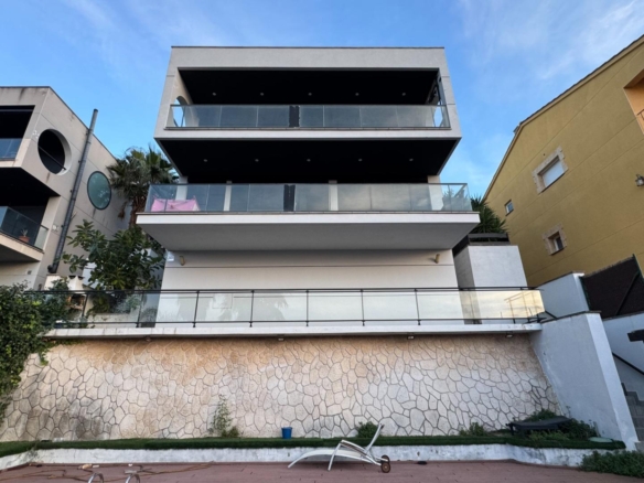 Ref. RS3600122/1682 - Chalet con licencia turística en Calafell – Luz, amplitud y gran potencial junto al mar ( a reformar)