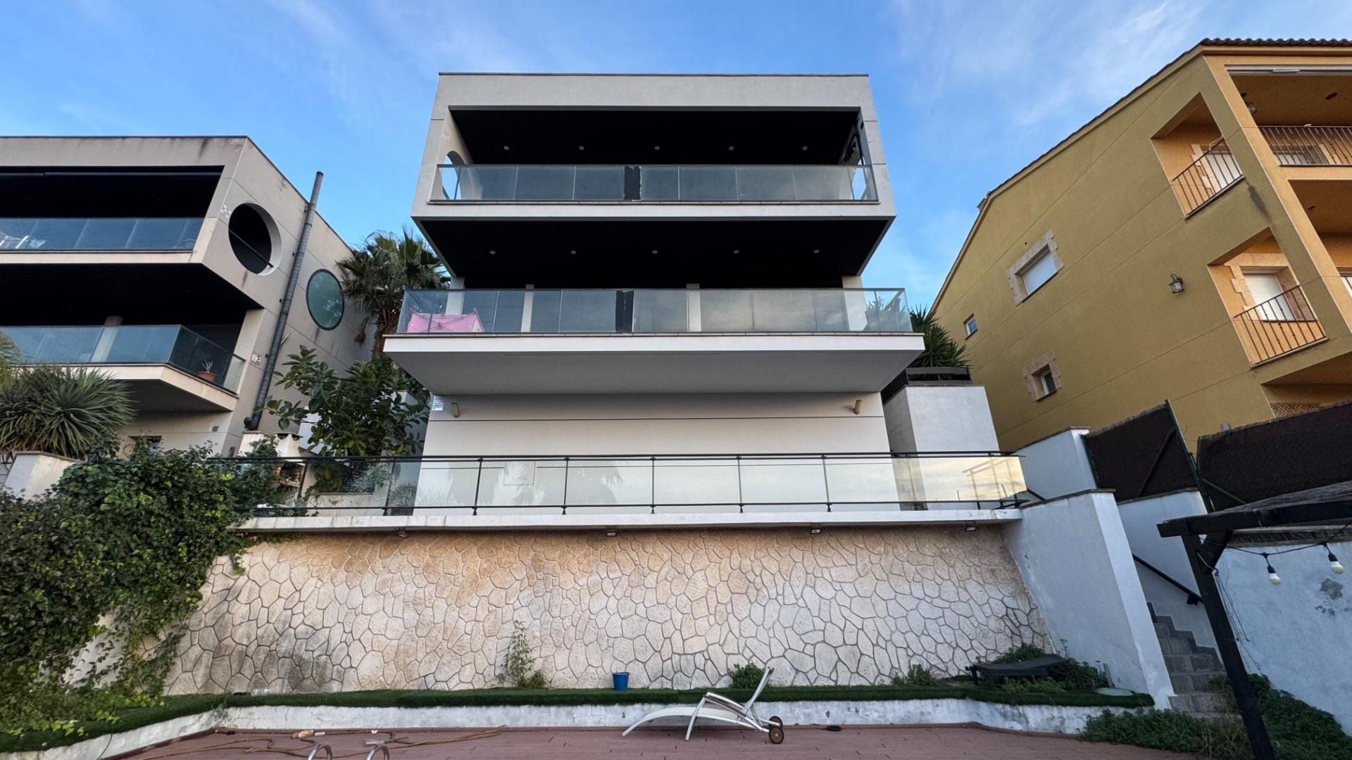 Ref. RS3600122/1682 – Chalet con licencia turística en Calafell – Luz, amplitud y gran potencial junto al mar ( a reformar)