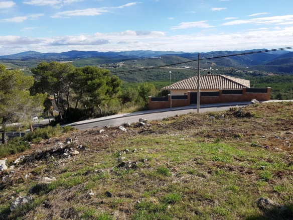 Ref. 24-7126/1296 - Terreno en Canyelles en esquina, soleado y con vistas panorámicas.
