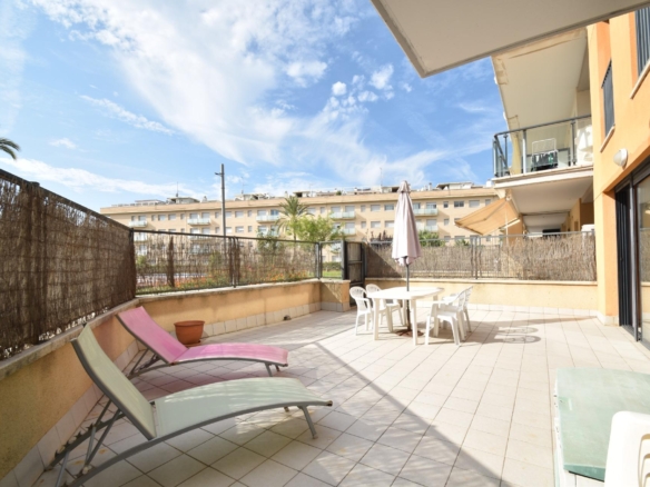 Ref. 03-5331/1098 - ¡Oportunidad única junto al mar! Dúplex con licencia turística dividido en dos viviendas independientes