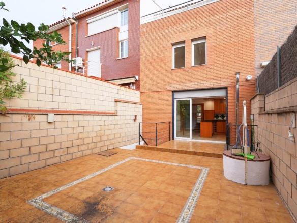 Ref. 14-5233/1213 - ¡¡CASA ADOSADA EN VILANOVA I LA GELTRÚ - ZONA MOLI DE VENT!!