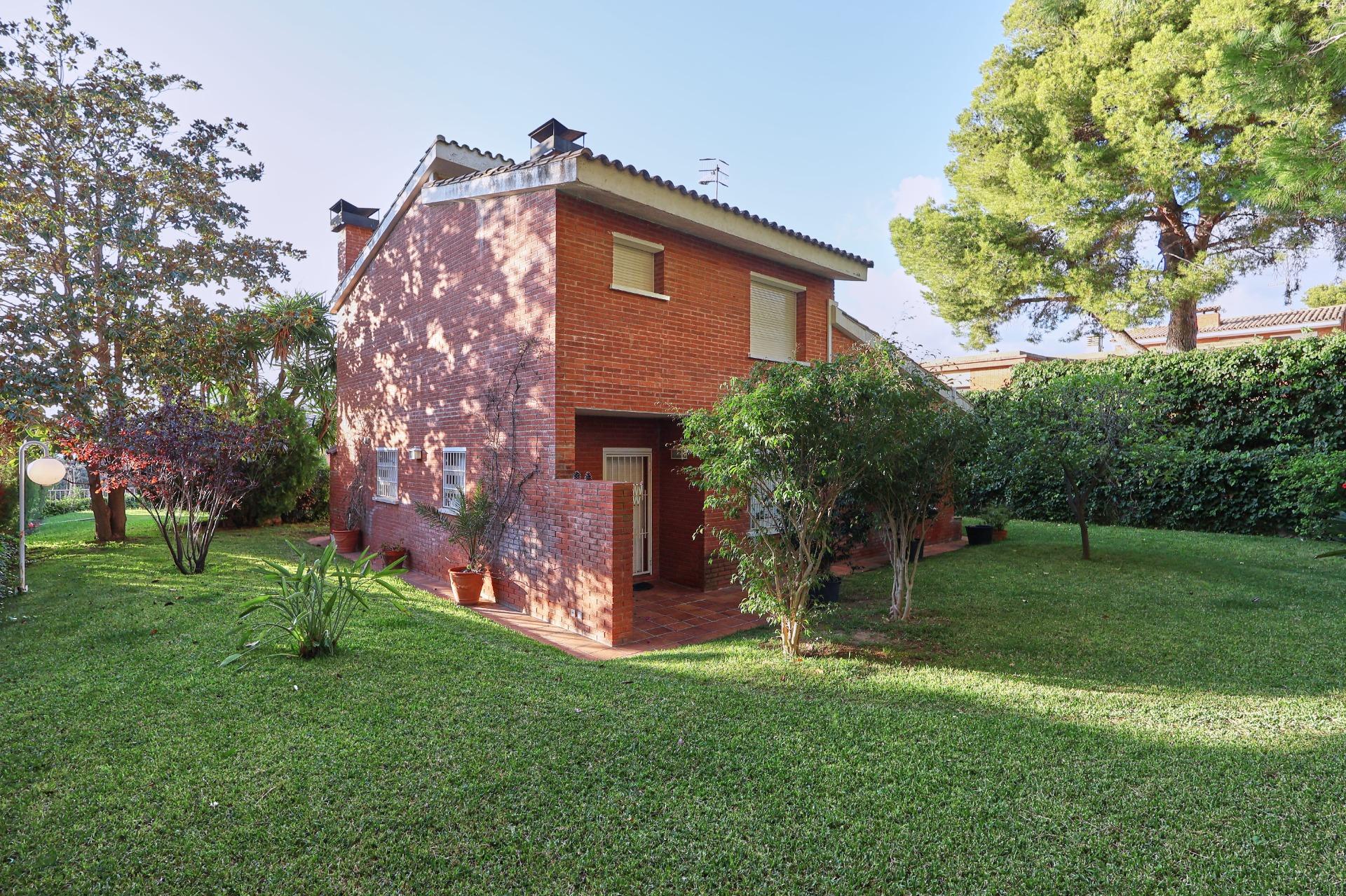 Ref. 14-5237/1213 – ¡¡ Exclusiva casa individual esquinera en Cunit !!