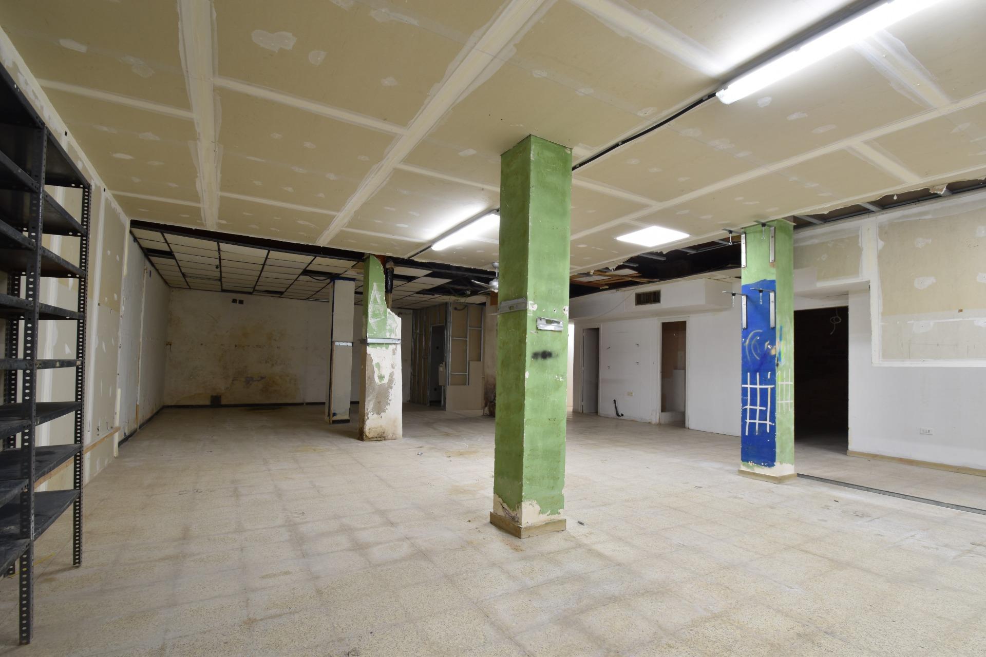 Ref. 03-22465/1098 – Local comercial en venta al lado de Rambla de la Pau