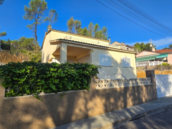Ref. 24-770/1296 - Casa independent amb piscina al mateix poble de Canyelles: espai i qualitat de vida entre el mar i la vinya