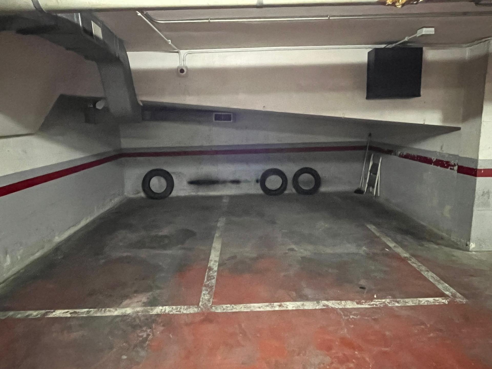 Ref. 05-7581/1086 - Plaça d´aparcament a VIlanova i la Geltrú, rambla del Castell, al costat de l´estació