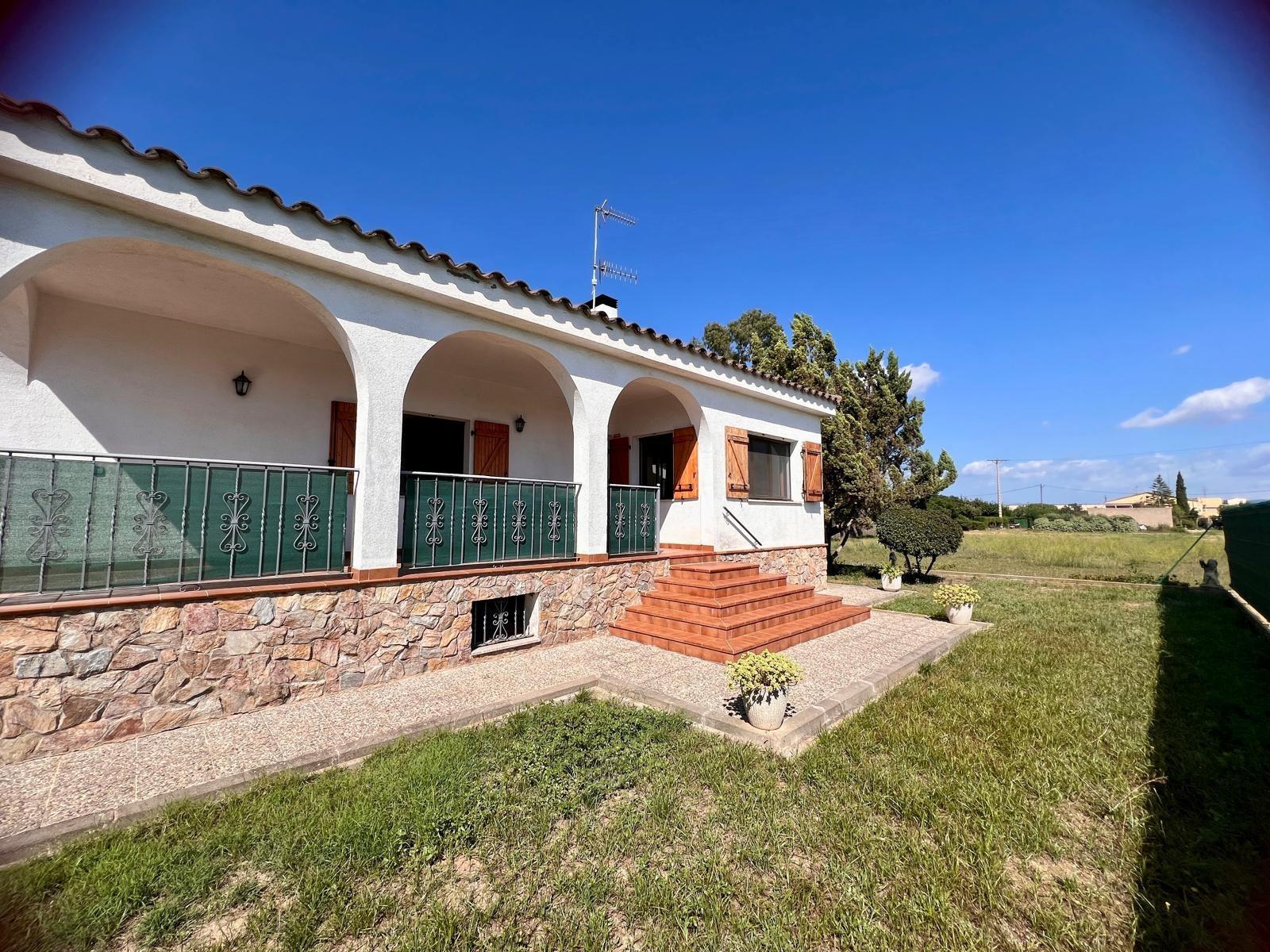 Ref. 53RJUMARTI21/5459 – BEAUTIFUL HOUSE IN THE HEART OF PENEDES SURROUNDED BY VINEYARDS.