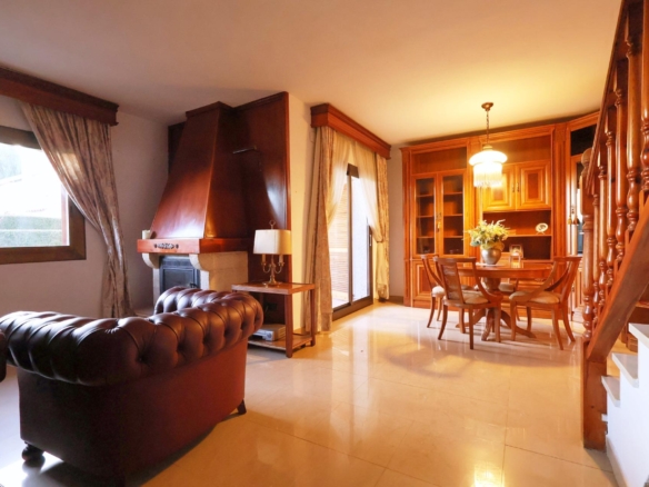 Ref. 14-5250/1213 - BONITA CASA ADOSADA EN CUNIT - PARA ENTRAR A VIVIR