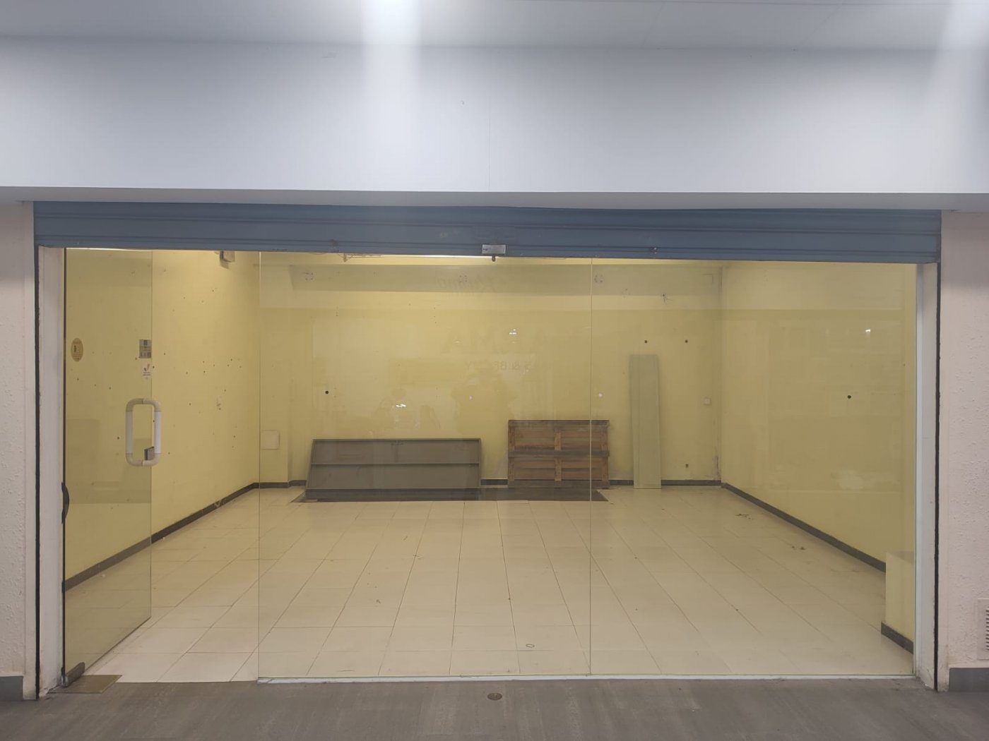 Ref. 05-7100/1086 – Commercial premises for sale in Vilanova i la Geltrú, B Roxy