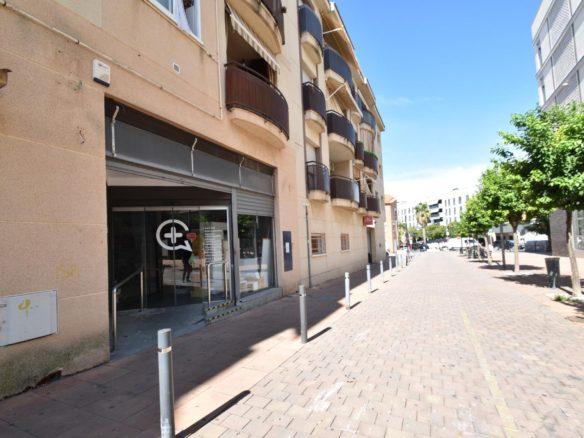 Ref. 03-22529/1098 - Oportunitat Única: Local Comercial Ideal a Ubicació Prime