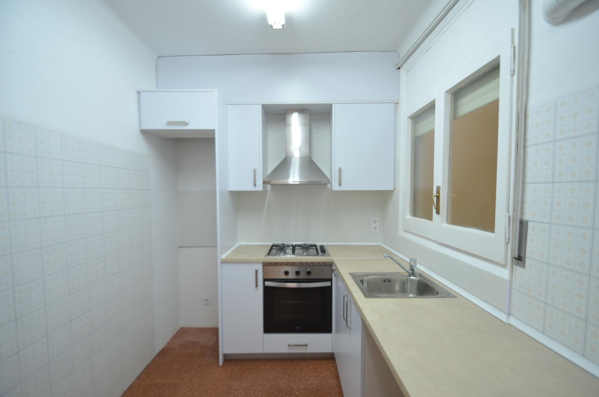 Ref. 03-22536/1098 – Very centrally located apartment for rent, suitable as offices, a professional practice or a medical clinic