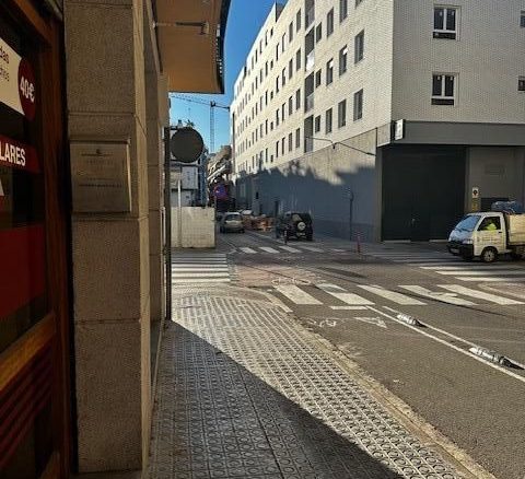 Ref. 11-6520/1119 - LOCAL COMERCIAL EN VENDA O LLOGUER