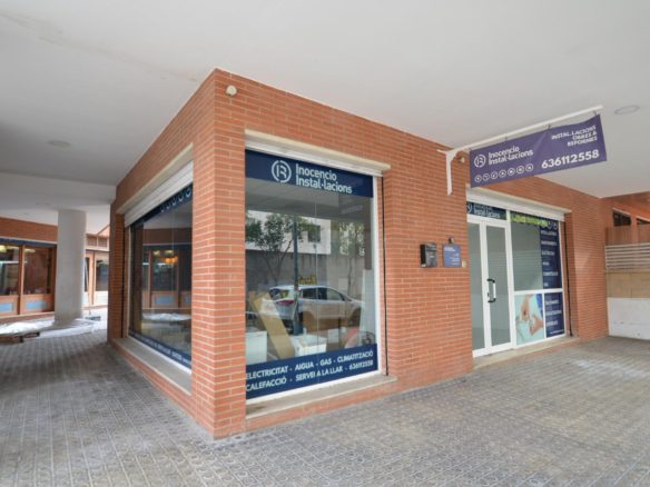 Ref. 03-21122/1098 - PREMISES FOR RENT: The corner your business needs! Next to the courts.