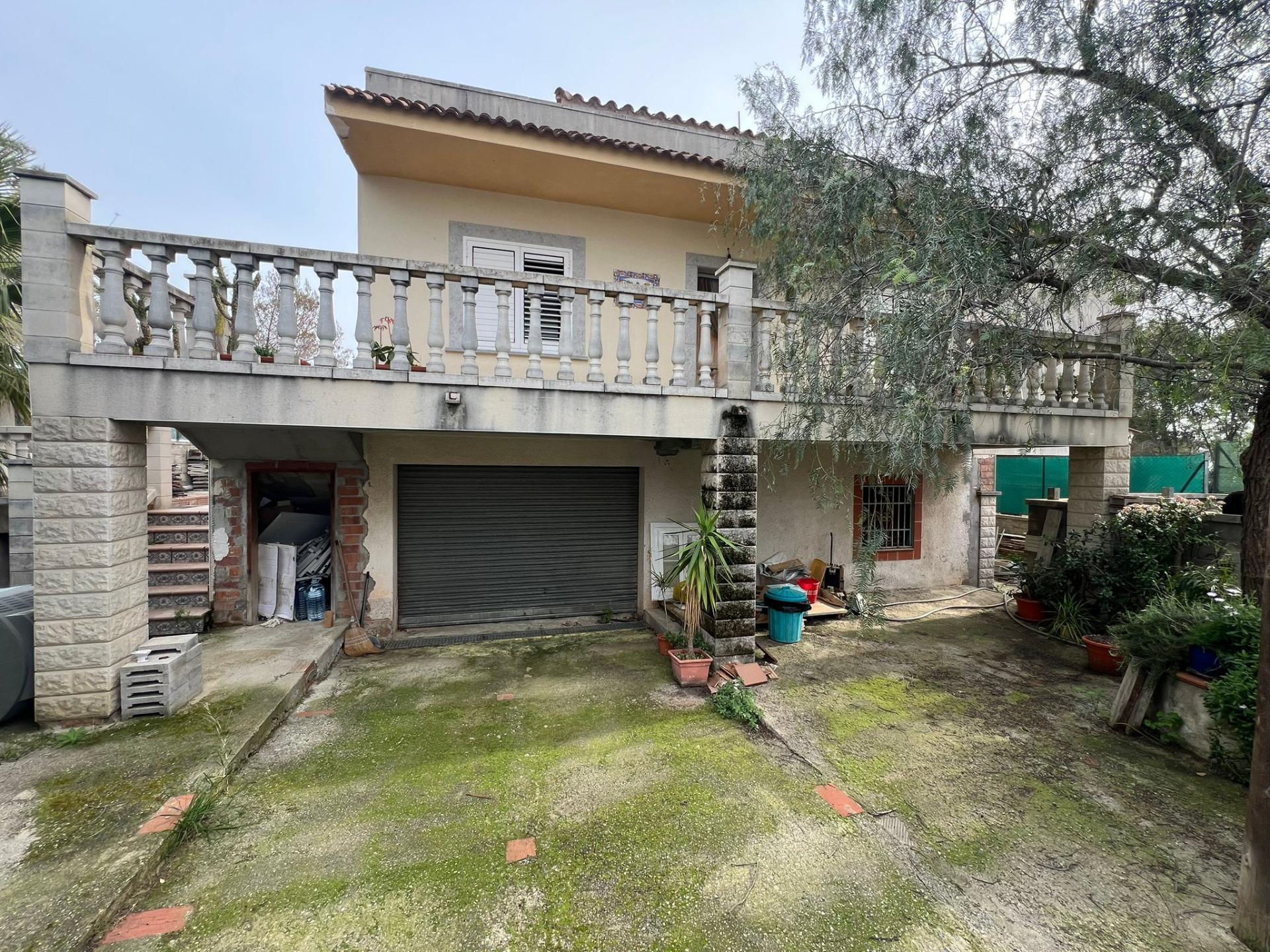 Ref. 14-5267/1213 – RUSTIC SINGLE-FAMILY HOUSE IN VILANOVA I LA GELTRÚ – PI TORRAT AREA!!