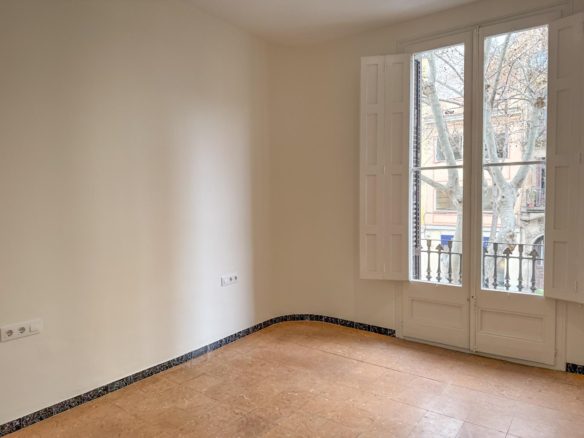 Ref. 18-02595/1266 - ✨ Partially renovated apartment with elevator and terrace in the heart of Sants