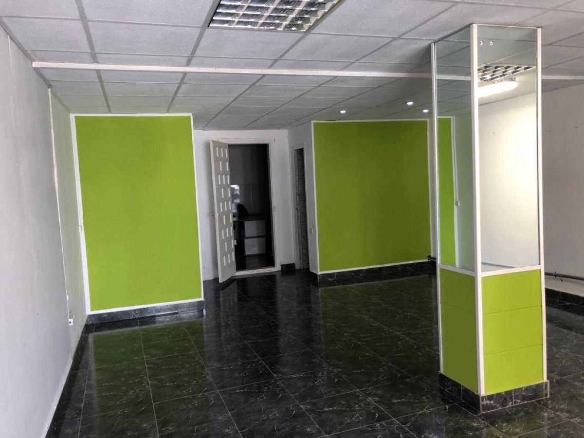 Ref. 27-ROC2406/1553 – LOCAL COMERCIAL CÉNTRICO CON SALIDA DE HUMOS