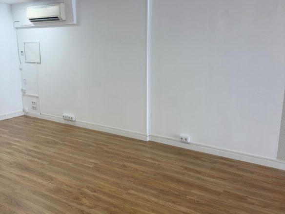 Ref. 5-3740/1086 - Local comercial en venda o lloguer a primera línia, zona centre de Vilanova i la Geltrú