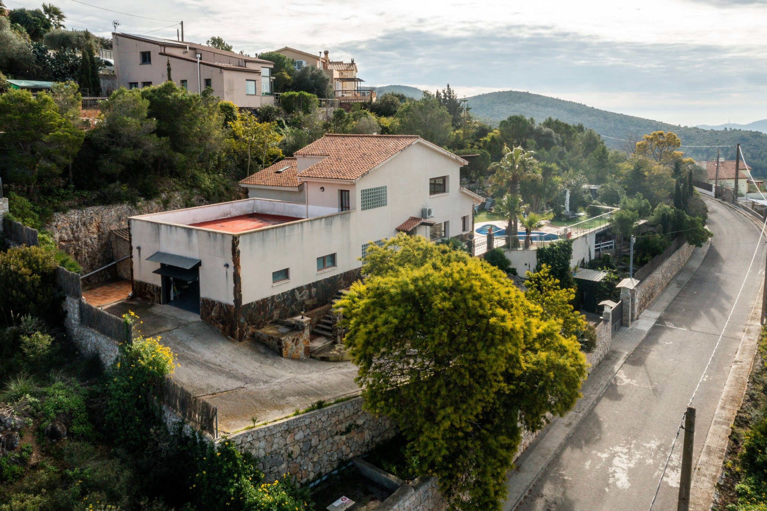 2560