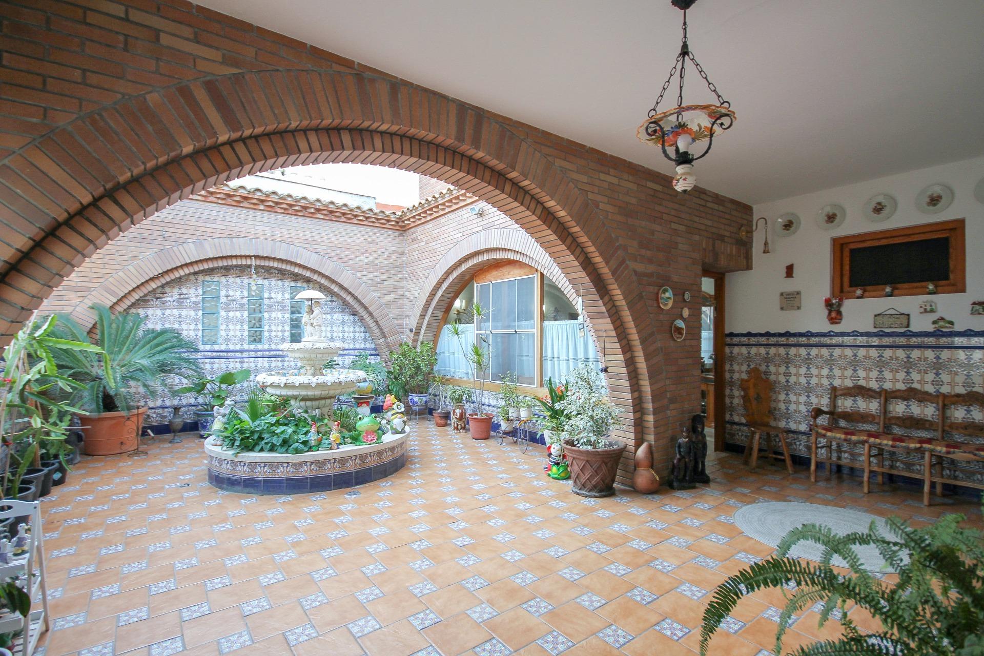 Ref. 56-1707/5106 – Majestuosa casa a Cunit