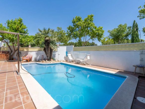 Ref. 983078 - Detached house with three sides, pool, and separate apartment in the center of Sant Pere de Ribes
