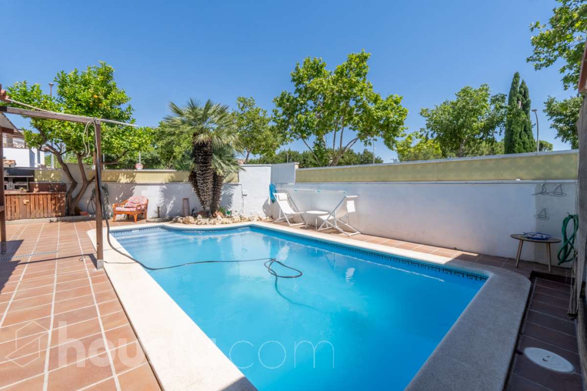 Ref. 983078 – Detached house with three exposures, pool, and separate apartment in the center of Sant Pere de Ribes